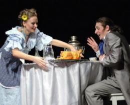 Gli uomini mangiano di più in compagnia delle donne