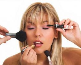 Trucco in 5 minuti per aiutarvi a coprire i segni della stanchezza