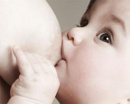 Una britannica ha allattato il suo bambino al seno fino ai 6 anni