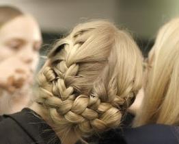 Acconciature con capelli intrecciati