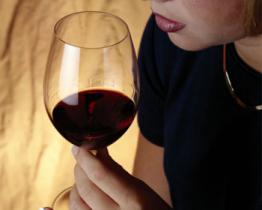 Il vino rosso aiuta la silhouette