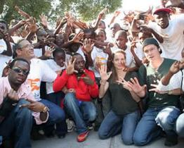 Angelina Jolie e Brad Pitt aiutano le vittime di Haiti