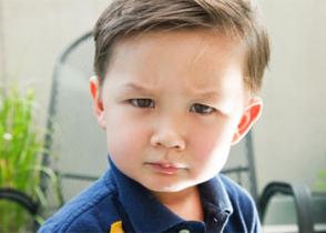 I bambini che mangiano dolci ogni giorno diventano violenti