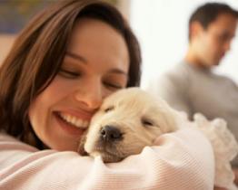 I cuccioli appena nati devono essere lasciati con la madre!