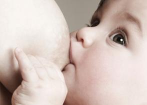 L'allattamento al seno del bambino deve avvenire alla stessa ora del giorno