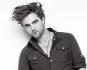 Robert Pattinson in forma con il calcio, snowboard e le immersioni subacquee