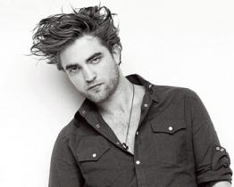 Robert Pattinson in forma con il calcio, snowboard e le immersioni subacquee